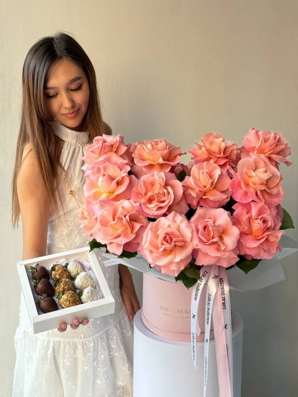 Сет "Клубничный Роял" — «Сет Клубничный Роял» — подарочный сет Dolce Sweets из 9 ягод клубники в молочном шоколаде.